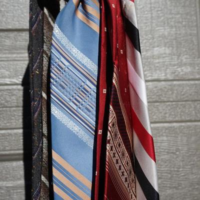 GROUPING OF VINTAGE MENS TIES SILK AND WOOLEN