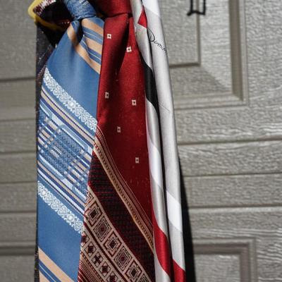 GROUPING OF VINTAGE MENS TIES SILK AND WOOLEN