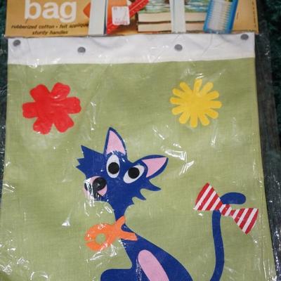 THREE VINTAGE LADIES HANDBAGS. ONE STRAW AND LEATHER, ONE STRAW WITH STRAW FLOWER AND ONE FABRIC CRAFT W/ CRAZY CAT