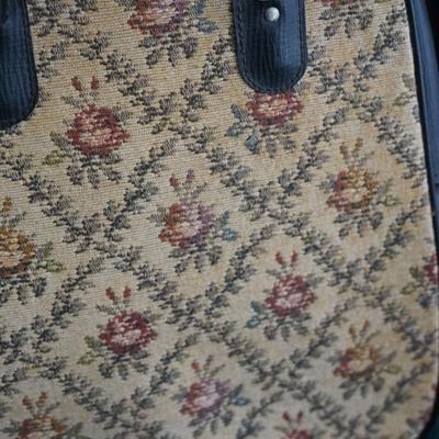 GROUPING OF THREE VINTAGE PURSES /WHITE WOVEN STRAW, CLOTH NEEDLEPOINT STYLE FABRIC &VINYL, SILVERTONE FABRIC WITH PLASTIC HANDLE NOT...