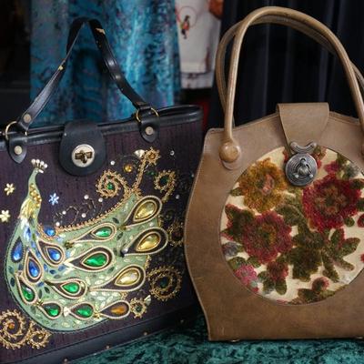 VINTAGE JEWELED & PEACOCK OVER TOTE BAG /VINYL HAND BACK W/FRIEZE STYLE FLOWER