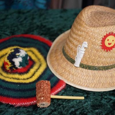 A VERY FUN VINTAGE PAIR OF MEN'S GOLFING HATS. DECORATED STRAW / WOODLEN TA,