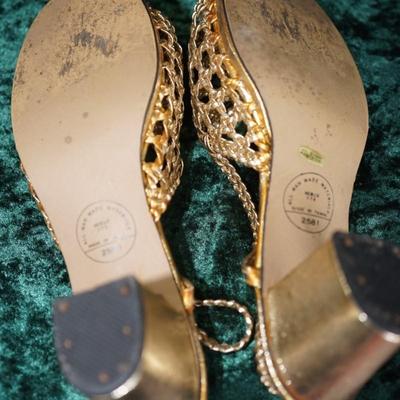 VINTAGE GROUPING A VERY CUTE STRAW HANDBAG, UNIVERSITY SILK SCARF & PAIR OF GOLD COLORED SANDLES