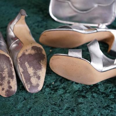VINTAGE SILVER COLORED HANDBAG WITH CHAIN HANDLE AND TWO PAIRS OF SILVER COLORED LADIES SHOES