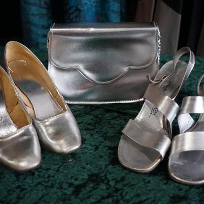 VINTAGE SILVER COLORED HANDBAG WITH CHAIN HANDLE AND TWO PAIRS OF SILVER COLORED LADIES SHOES
