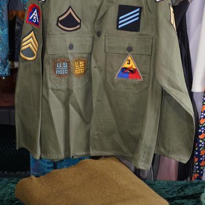 MENS VINTAGE ROTC SHIRT W/ PATCHES TO INCLUDE A ARMY GREEN WOOL BLANKET