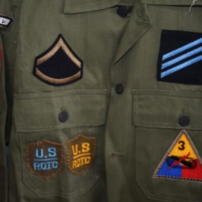 MENS VINTAGE ROTC SHIRT W/ PATCHES TO INCLUDE A ARMY GREEN WOOL BLANKET