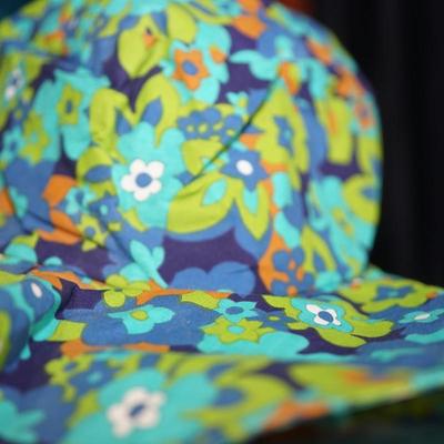GROUPING OF VINTAGE LADIES BAGS /FUNKY FLOWER HAT & VINTAGE SLIP ON SANDLES