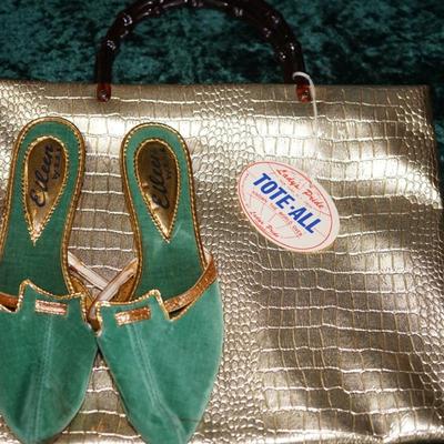 GROUPING OF VINTAGE LADIES BAGS /FUNKY FLOWER HAT & VINTAGE SLIP ON SANDLES