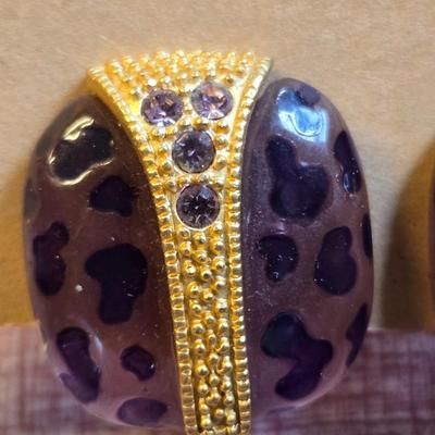 Lot of 2 clip earrings