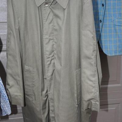 VINTAGE MANS RAINCOAT OF A TWEED PATTERN. / BLUE TWEED PATTERN SUIT JACKET