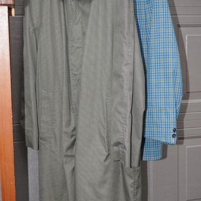 VINTAGE MANS RAINCOAT OF A TWEED PATTERN. / BLUE TWEED PATTERN SUIT JACKET