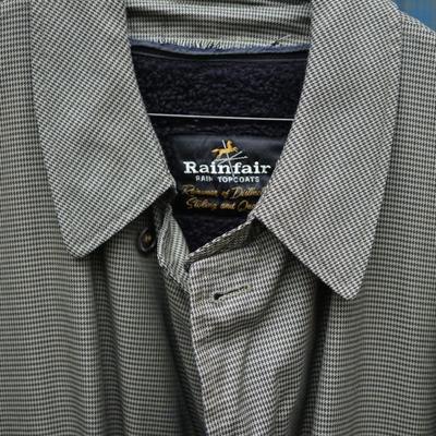 VINTAGE MANS RAINCOAT OF A TWEED PATTERN. / BLUE TWEED PATTERN SUIT JACKET
