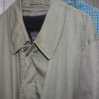 VINTAGE MANS RAINCOAT OF A TWEED PATTERN. / BLUE TWEED PATTERN SUIT JACKET