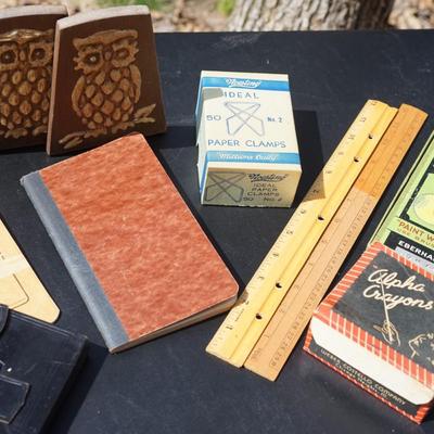 GROUPING OF VINTAGE OFFICE SUPPLIES TO INCLUDE AVOCADO COLORED DESK LAMP