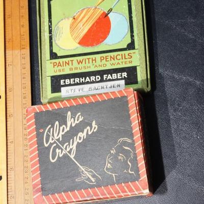 GROUPING OF VINTAGE OFFICE SUPPLIES TO INCLUDE AVOCADO COLORED DESK LAMP