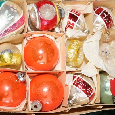 VINTAGE ORAMENTS. MINI STAR BRITES, PLASTIC NATIVITY, 60'S ORNAMENTS