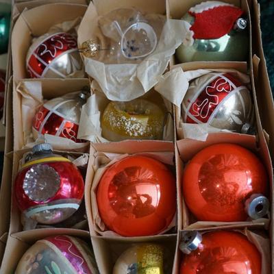 VINTAGE ORAMENTS. MINI STAR BRITES, PLASTIC NATIVITY, 60'S ORNAMENTS
