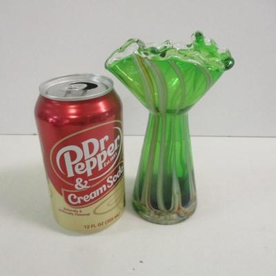 Hand Blown Emerald Green Art Glass Swirl Ruffle 6" Vase #24