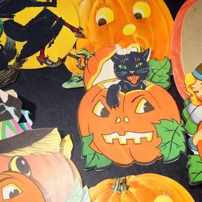 GROUPING OF VINTAGE HALLOWEEN PAPER WALL DECOR.