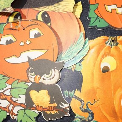 GROUPING OF VINTAGE HALLOWEEN PAPER WALL DECOR.