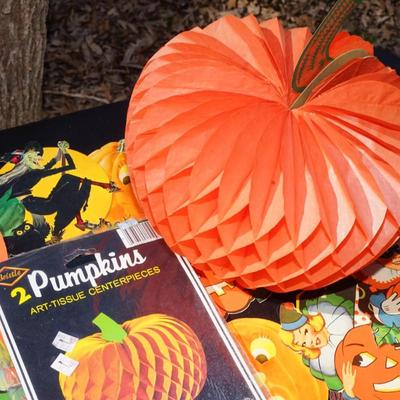 GROUPING OF VINTAGE HALLOWEEN PAPER WALL DECOR.