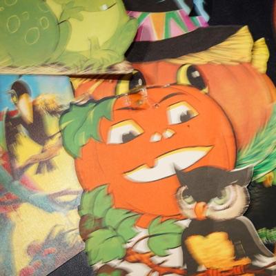 GROUPING OF VINTAGE HALLOWEEN PAPER WALL DECOR.
