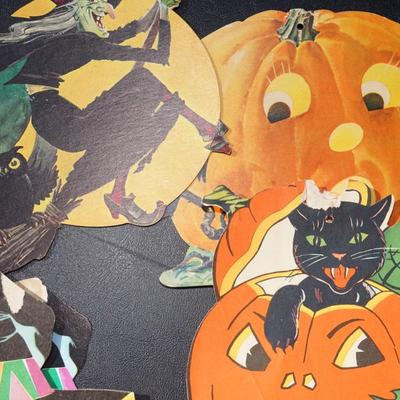 GROUPING OF VINTAGE HALLOWEEN PAPER WALL DECOR.