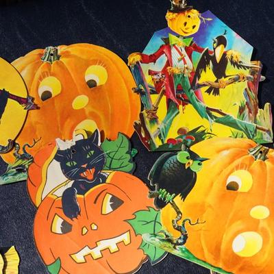 GROUPING OF VINTAGE HALLOWEEN PAPER WALL DECOR.
