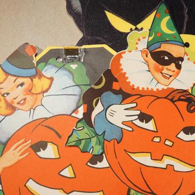 GROUPING OF VINTAGE HALLOWEEN PAPER WALL DECOR.