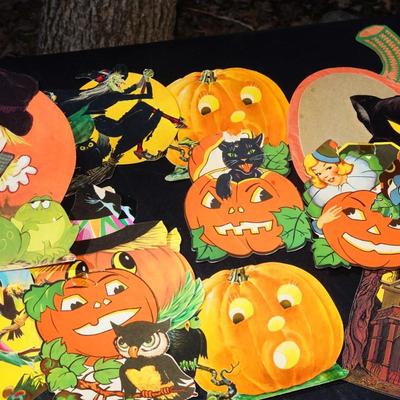 GROUPING OF VINTAGE HALLOWEEN PAPER WALL DECOR.