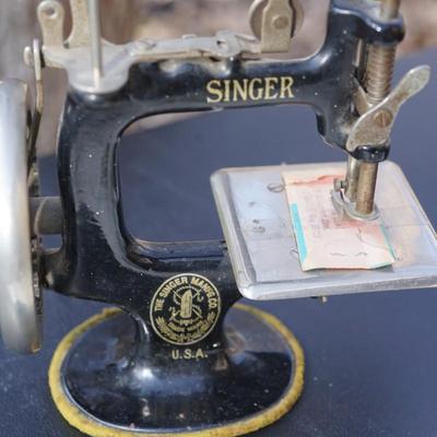 CHILDS ANTIQUE SINGER BRIGHTON TOY SEWING MACHINE #20 W/ SINGER BIRD CARDS.