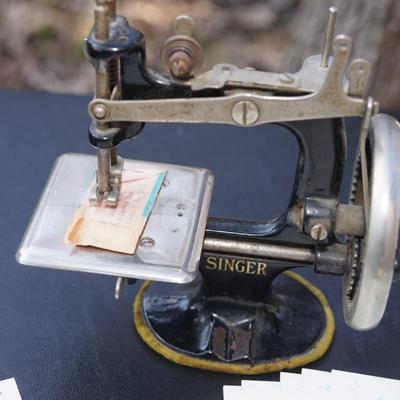 CHILDS ANTIQUE SINGER BRIGHTON TOY SEWING MACHINE #20 W/ SINGER BIRD CARDS.