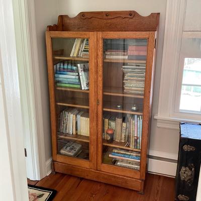 UD737 Antique Oak Glass Front Bookshelf