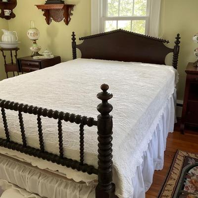 UD748 Antique Mahogany Full Size Spindle Bed