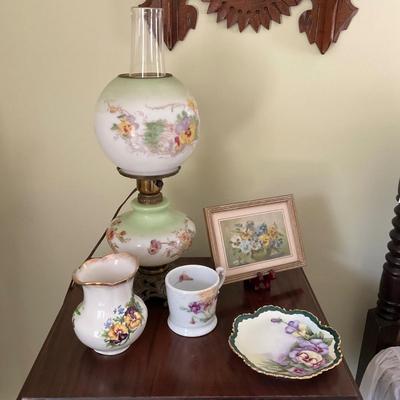 UD751 Antique Pansy Globe Lamp with Decor Accents