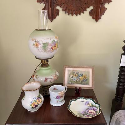UD751 Antique Pansy Globe Lamp with Decor Accents