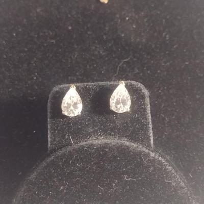 Assorted 14 Karat Yellow Gold Jewelry- Approx 6.9 Grams Total Weight (#46)