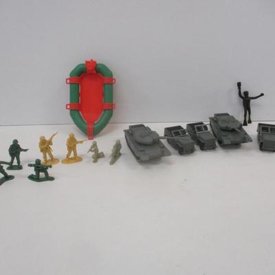 30+ Plastic Army Figurines