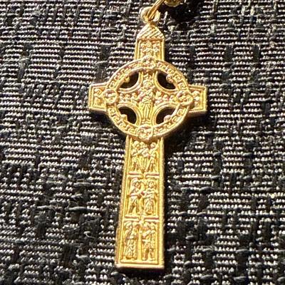 E18-Beautiful 14 K gold chain with 14K cross pendant