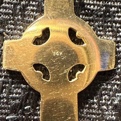E18-Beautiful 14 K gold chain with 14K cross pendant