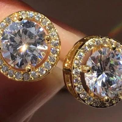 New 1-carat Round Moissanite Stud Earrings