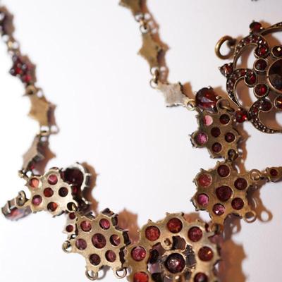 CLASSIC VICTORIAN ERA BOHEMIAN GARNET NECKLACE, DROP PENDANT/ GOLD PLATED