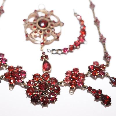CLASSIC VICTORIAN ERA BOHEMIAN GARNET NECKLACE, DROP PENDANT/ GOLD PLATED