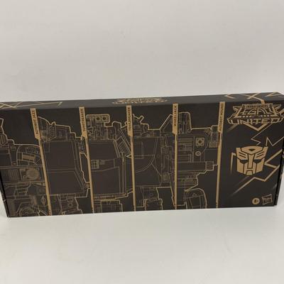 LOT 23: Hasbro Transformers Legacy United Figures