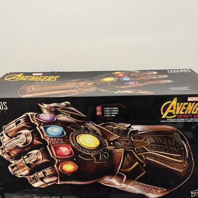 LOT 26: Hasbro Marvel Avengers Infinity Gauntlet