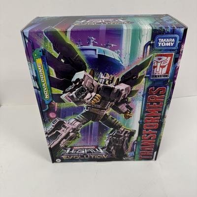 LOT 28: Takara Tomy Transformers Legacy Evolution Nova Prime Action Collectible