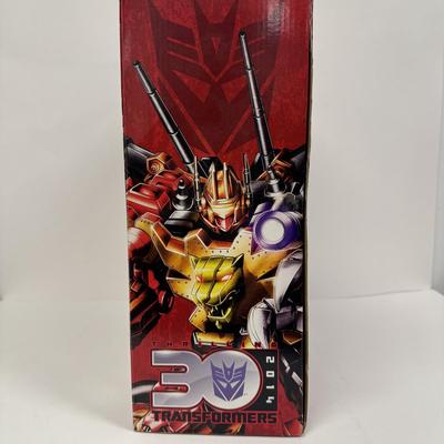 LOT 30: Hasbro Transformers Platinum Edition, Decepticon Predaking Action Figure