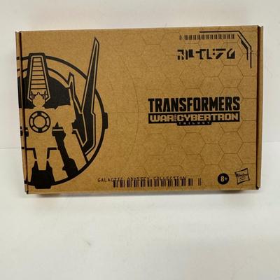 LOT 31: Takara Tomy Transformers Earthrise, War for Cybertron Action figure & Micro Transformers Set