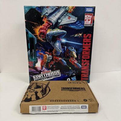 LOT 31: Takara Tomy Transformers Earthrise, War for Cybertron Action figure & Micro Transformers Set